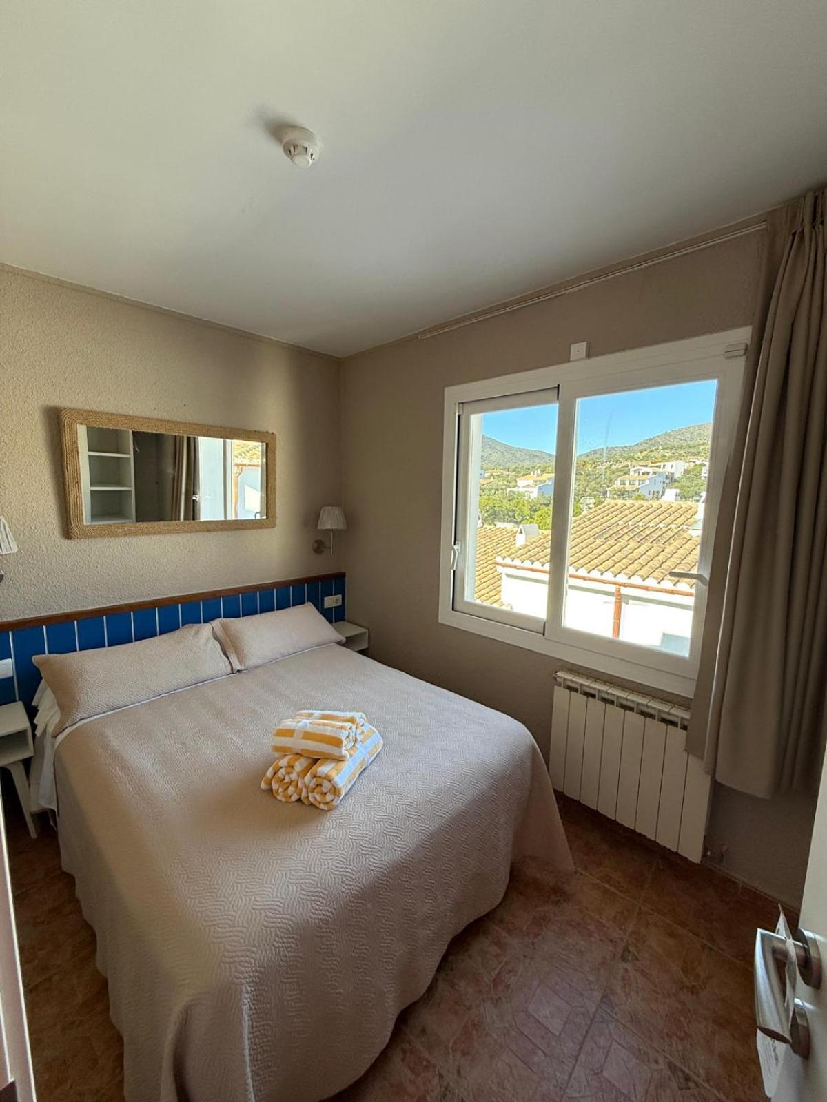 La Fonda Bed & Breakfast Кадакес Екстериор снимка