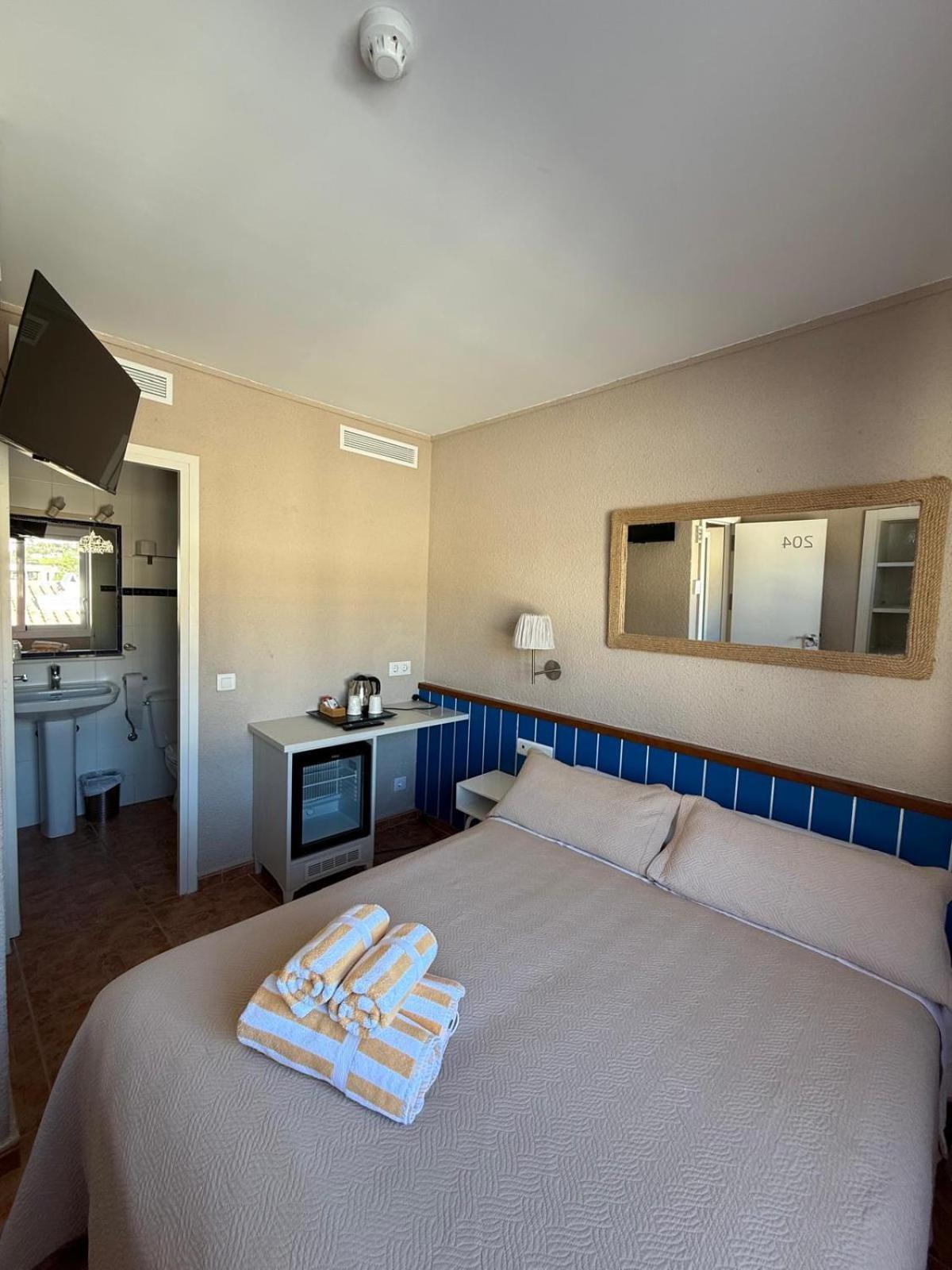 La Fonda Bed & Breakfast Кадакес Екстериор снимка