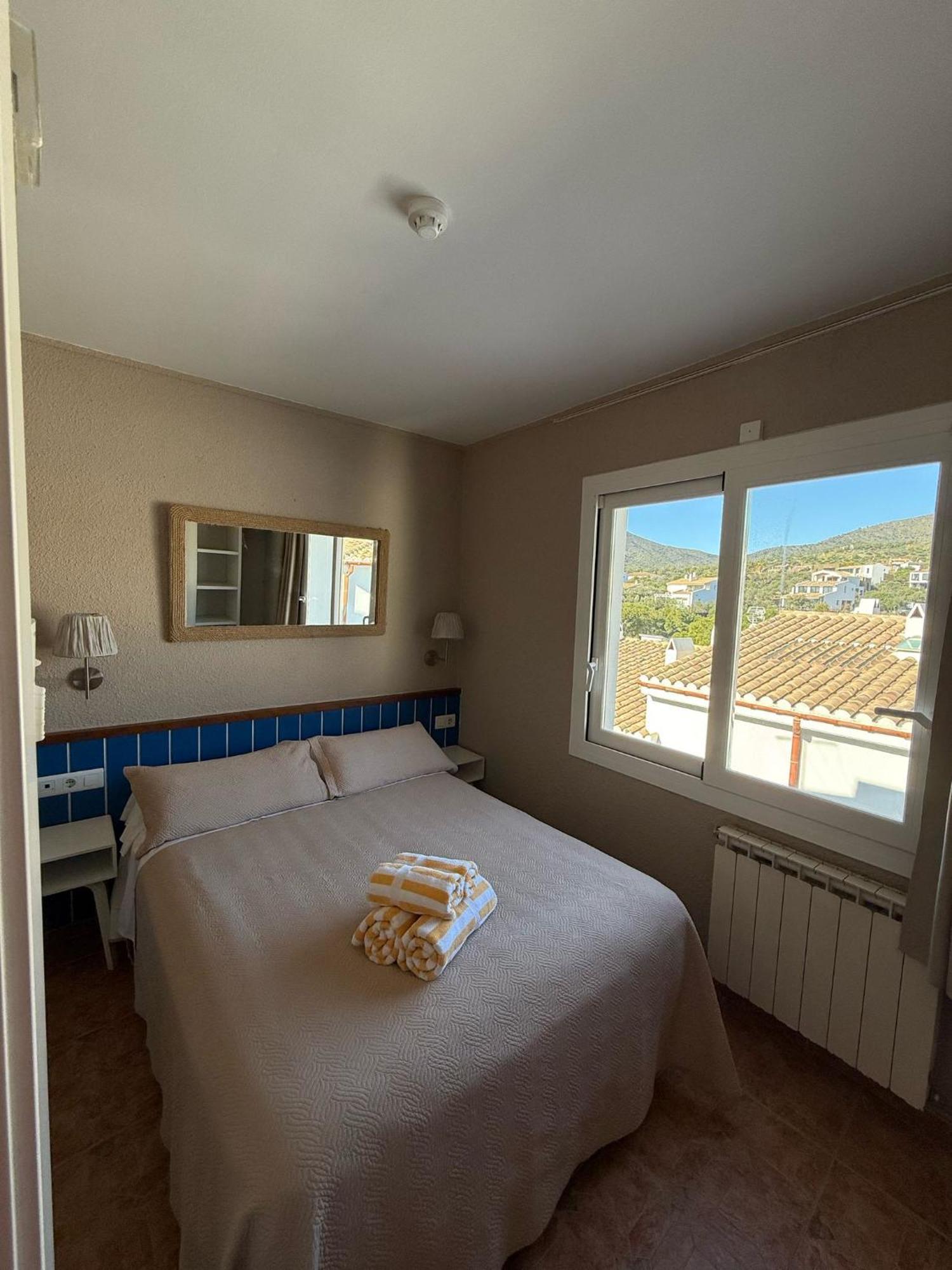 La Fonda Bed & Breakfast Кадакес Екстериор снимка