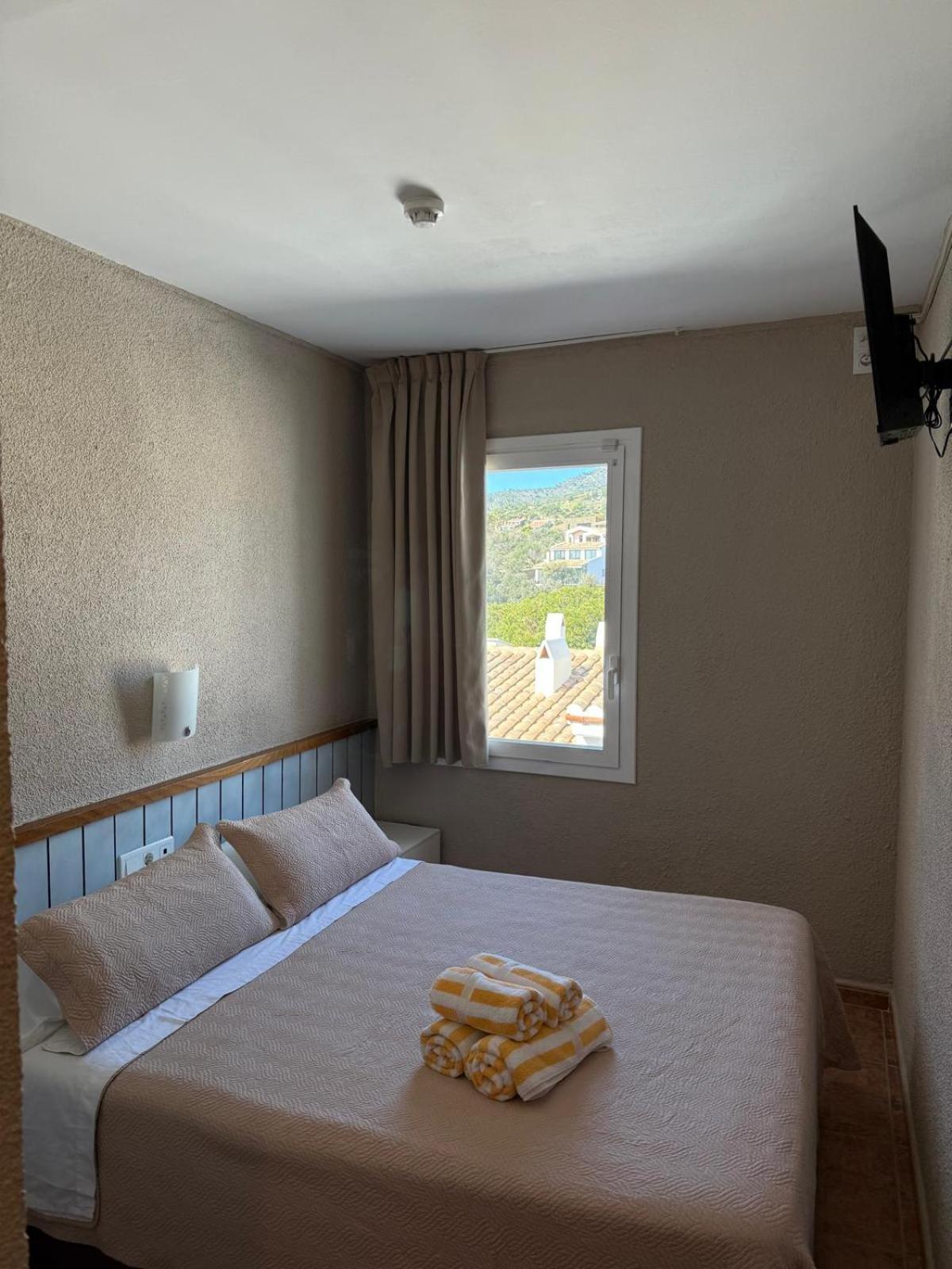 La Fonda Bed & Breakfast Кадакес Екстериор снимка