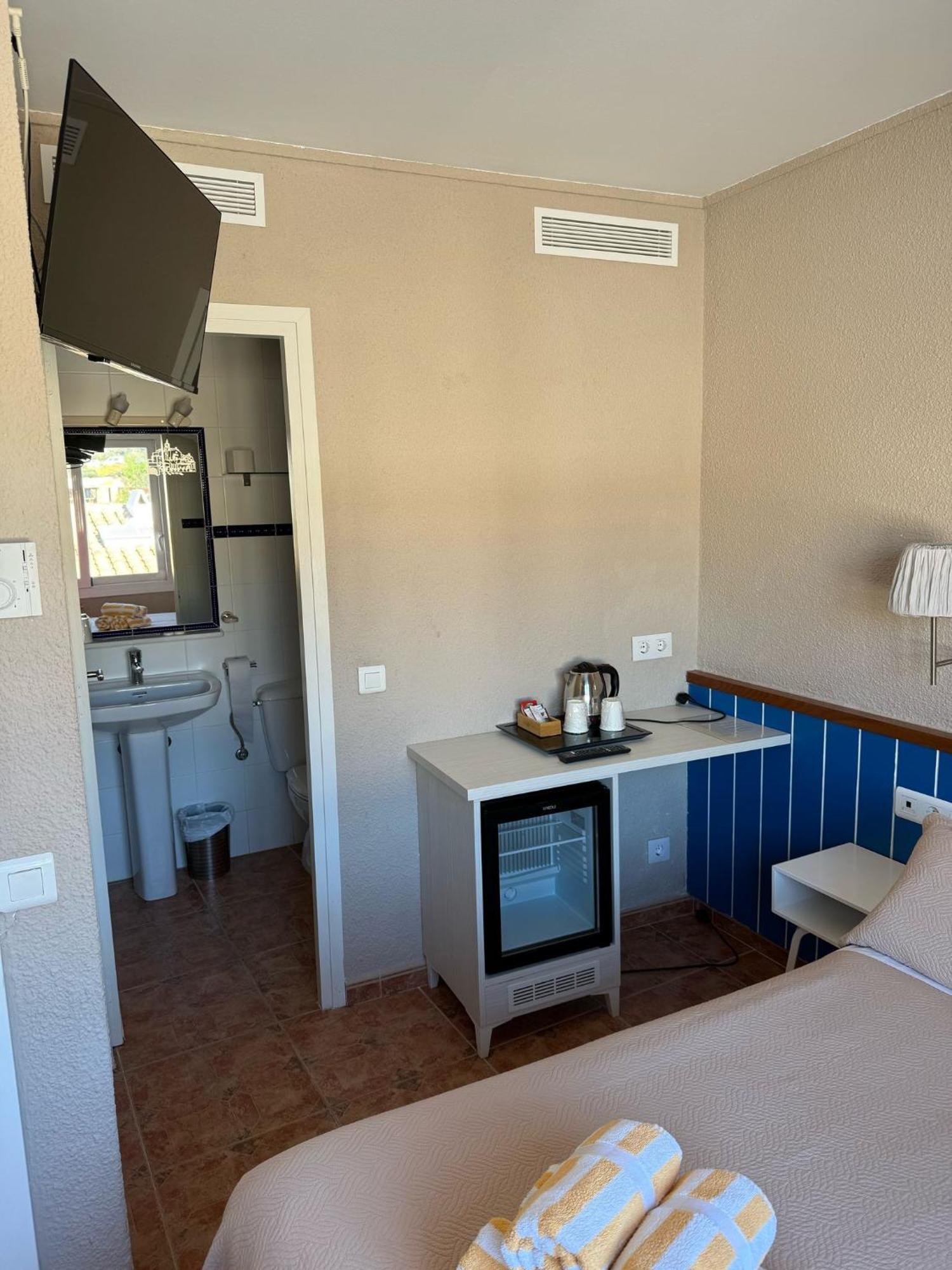 La Fonda Bed & Breakfast Кадакес Екстериор снимка