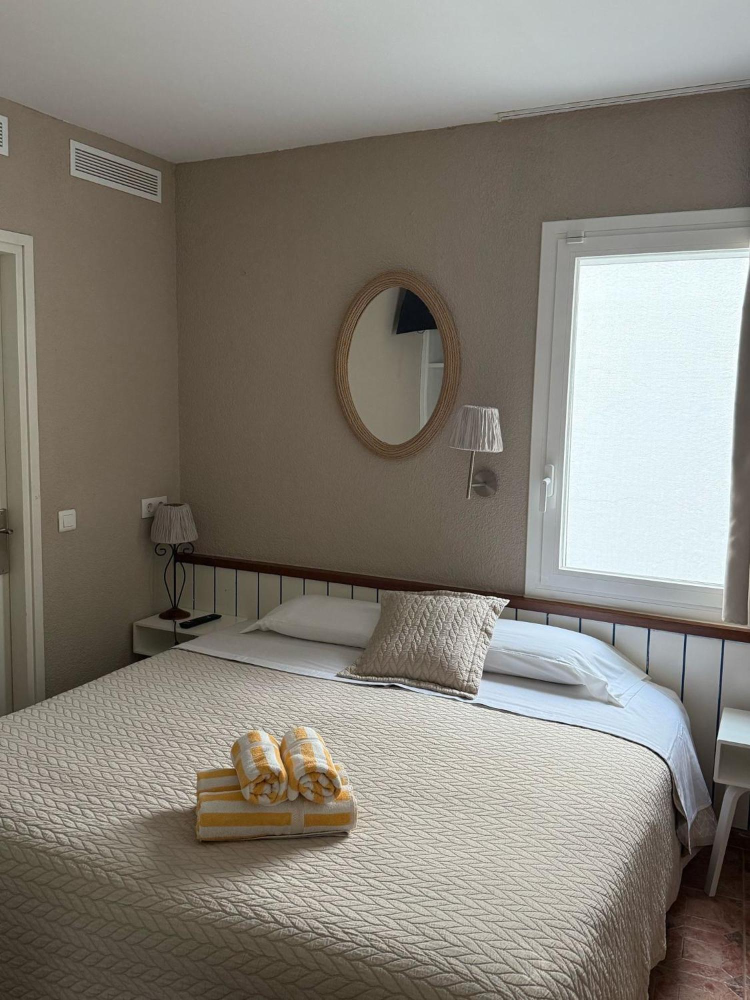 La Fonda Bed & Breakfast Кадакес Екстериор снимка