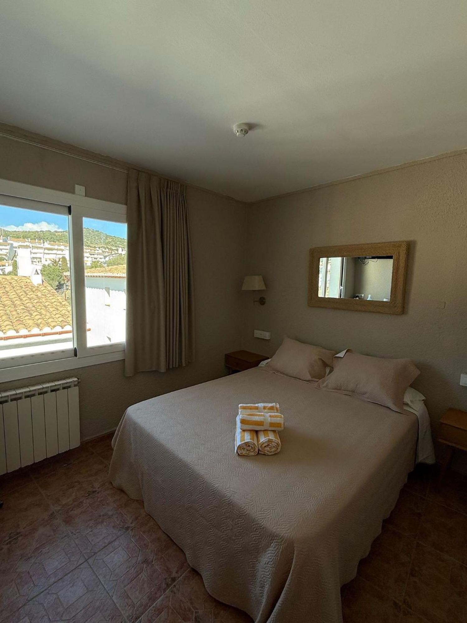 La Fonda Bed & Breakfast Кадакес Екстериор снимка